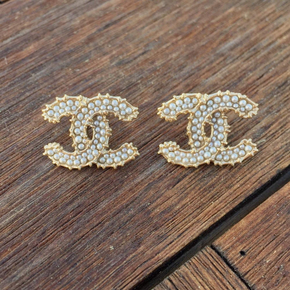 Gold & pave pearl Chanel CC stud earrings - Picture 2 of 6